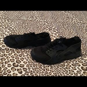 Black Nike Tennis Shoes